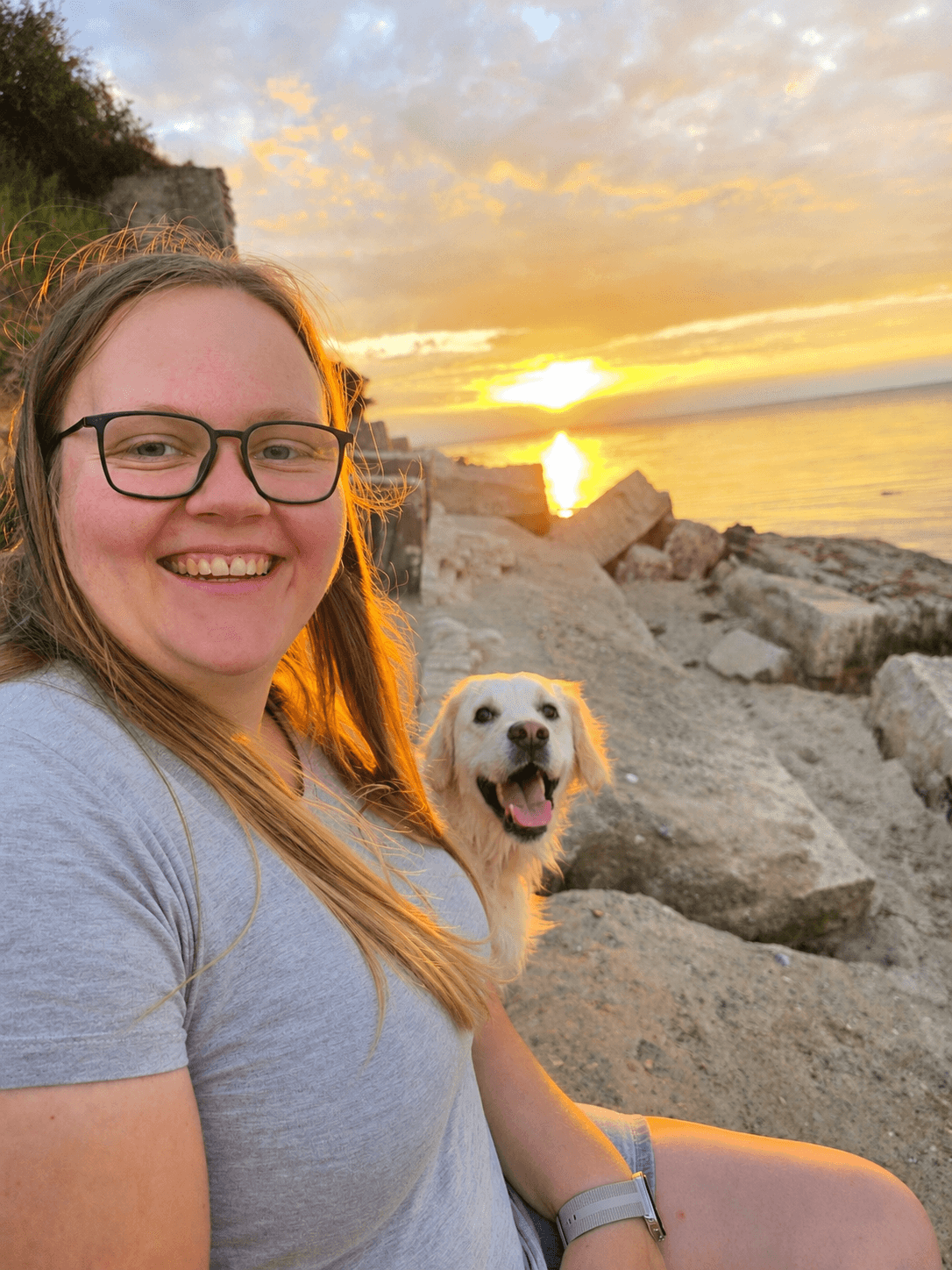 Kim mit Hund am Meer