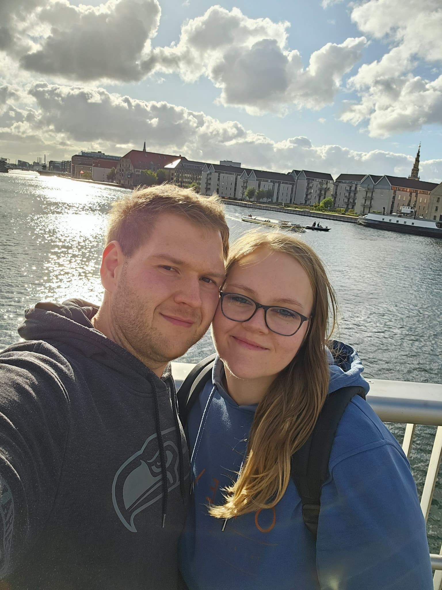 Kim und Jannic am Wasser in Kopenhagen
